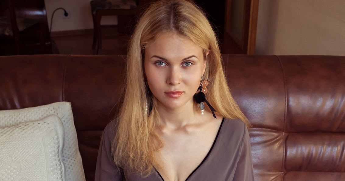 Naughty, Nice, And A Little Spice: Caroline Abel The Lounge