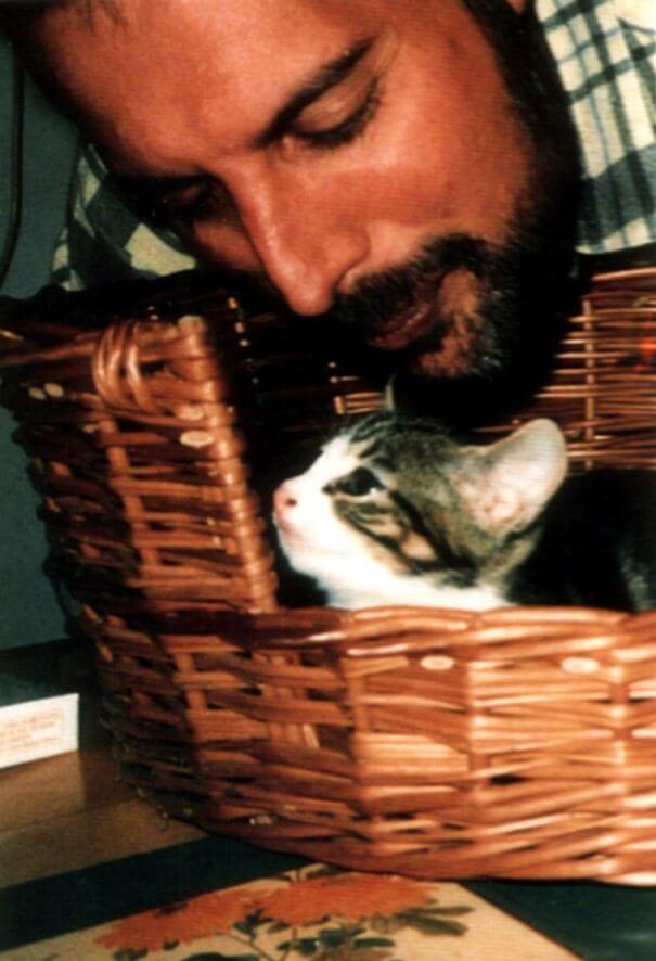 20 Epic Pictures Of Freddie Mercury And His Beautiful Cats