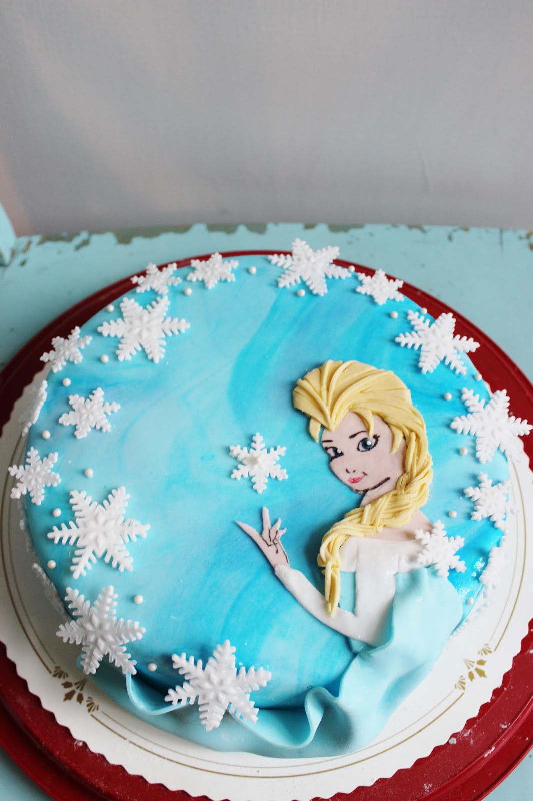 Taikinainen Frozen Elsa kakku