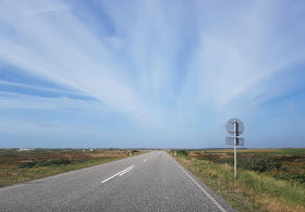 Vom Glück der Anreise nach Dänemark. Hinter Nymindegab durch die Kurve zu fahren ist pures Glück am Anreisetag.