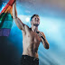 Dan Reynolds degli Imagine Dragons con una bandiera rainbow: «Io, mormone, sostengo la comunità lgbt»