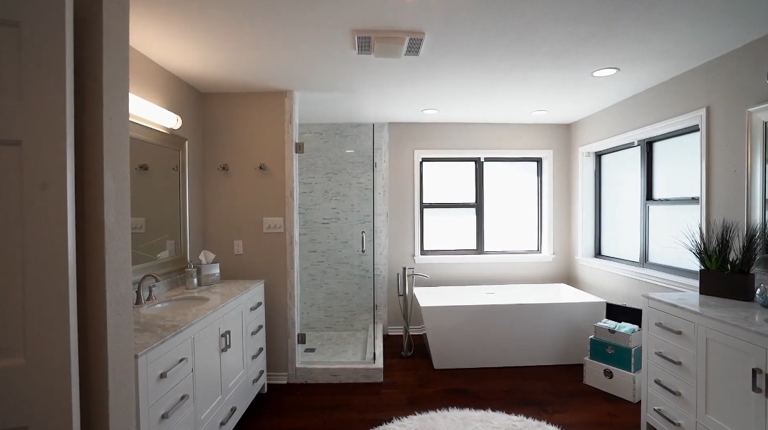 22 Interior Design Photos vs. Tour 111 Indian Bend Dr, Austin, TX