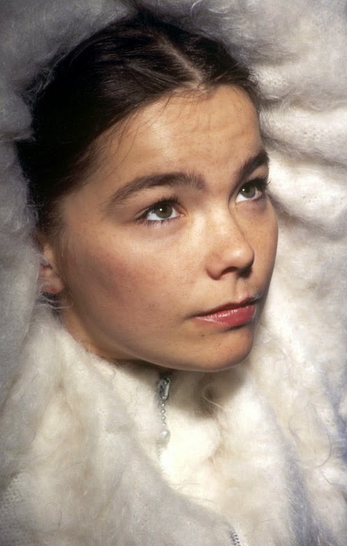 björk guðmundsdóttir: Björk - 'The Girl From Outerspace' - Live