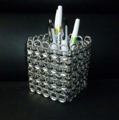 Tempat pensil dibuat dari cincin-tarik kaleng soda. Tempat pensil dibuat dari cincin-tarik kaleng soda.