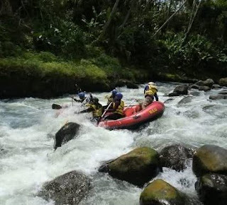 Arung jeram sungai Pedegolan Kebumen Arung jeram sungai Pedegolan Kebumen