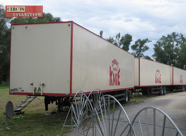 alignement des camion semi-remorque du Circus Charles Knie  servant de couchette pour les employées 