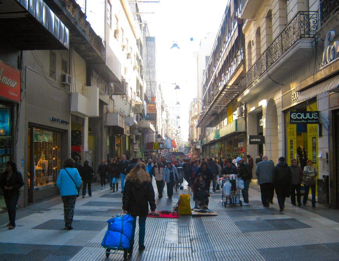 O calçadão da Calle Florida em Buenos Aires: a rua mais famosa da Argentina não permite o trânsito de automóveis, em favor dos pedestres.