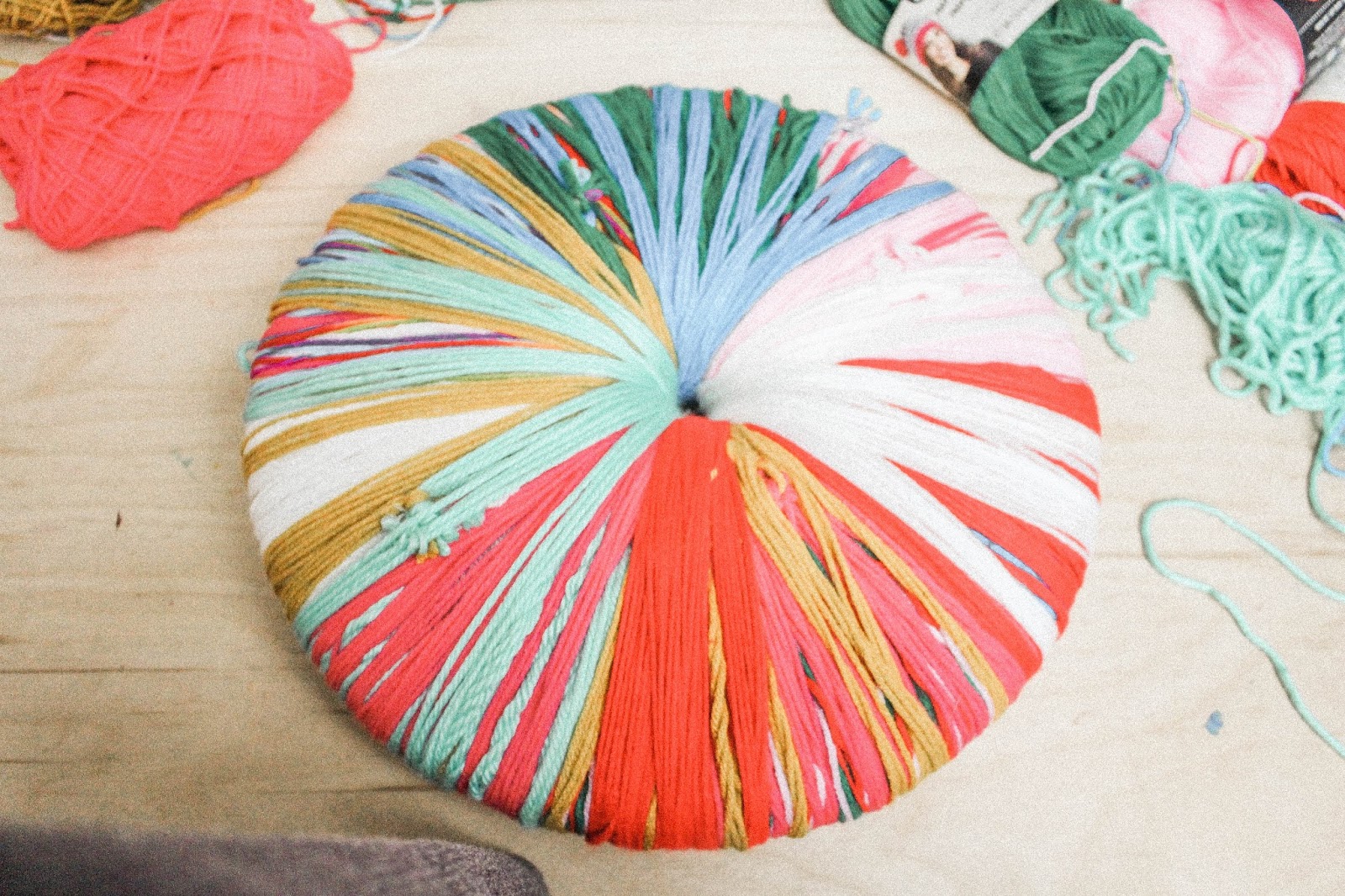 DIY Giant Pom Pom Tree Topper