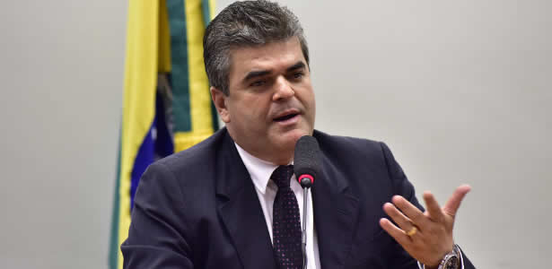 Prefeito de Duque de Caxias não fechará igrejas e afirma: “A cura virá de lá”. Prefeito de Duque de Caxias não fechará igrejas e afirma: “A cura virá de lá”.