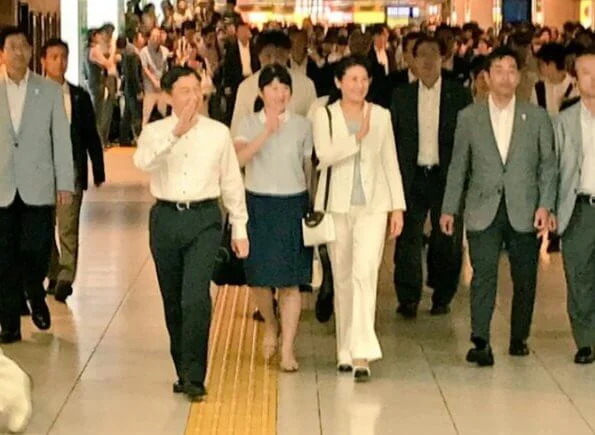 Crown Prince Naruhito, Crown Princess Masako and Princess Aiko arrived at the Izuky-Shimoda Station for holiday