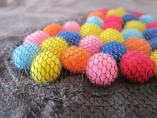 mis nancys, mis peques y yo, tutorial aplique camiseta con pompones, detalle colocación pompones