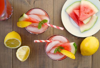limonada-con-sandía.jpg <img src="limonada-con-sandía.jpg" alt="la limonada con sandía te ayuda a adelgazar y a mantener la saciedad por más tiempo">