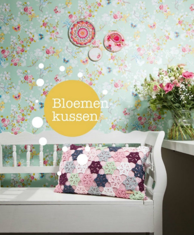 Gehaakt bloemenkussen. Haakspiratie, Jip by Jan | Happy in Red Gehaakt bloemenkussen. Haakspiratie, Jip by Jan | Happy in Red