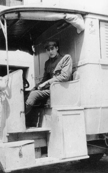 Hemingway a bordo de una ambulancia en la segunda guerra mundial.