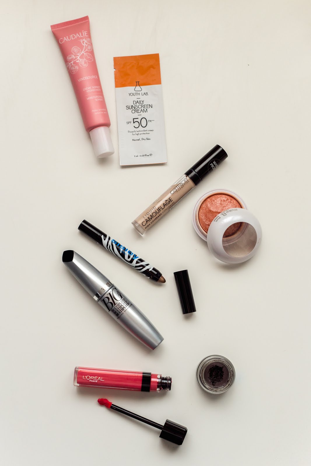 A quick make-up using only 8 items that will guarantee you a flawless looking face.