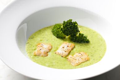 Snel een bord lekker makkelijke broccolisoep maken, geserveerd met enkele stukjes makreel en enkele broccoliroosjes