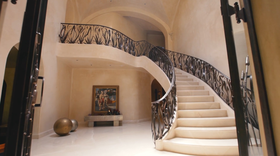 29 Interior Design Photos vs. Tour 715 N Alpine Dr, Beverly Hills, CA