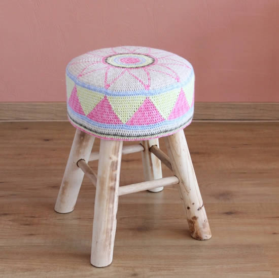 Egyptian Flower Stool Cover, crochet stool cover free pattern (photo by Miss Neriss) | Happy in Red Egyptian Flower Stool Cover, crochet stool cover free pattern (photo by Miss Neriss) | Happy in Red