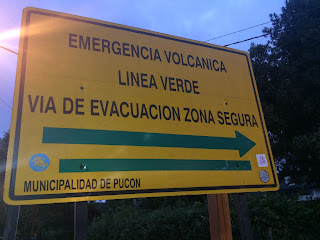 Municipalidad de Pucón. Carteles con indicaciones para una evacuación segura. 