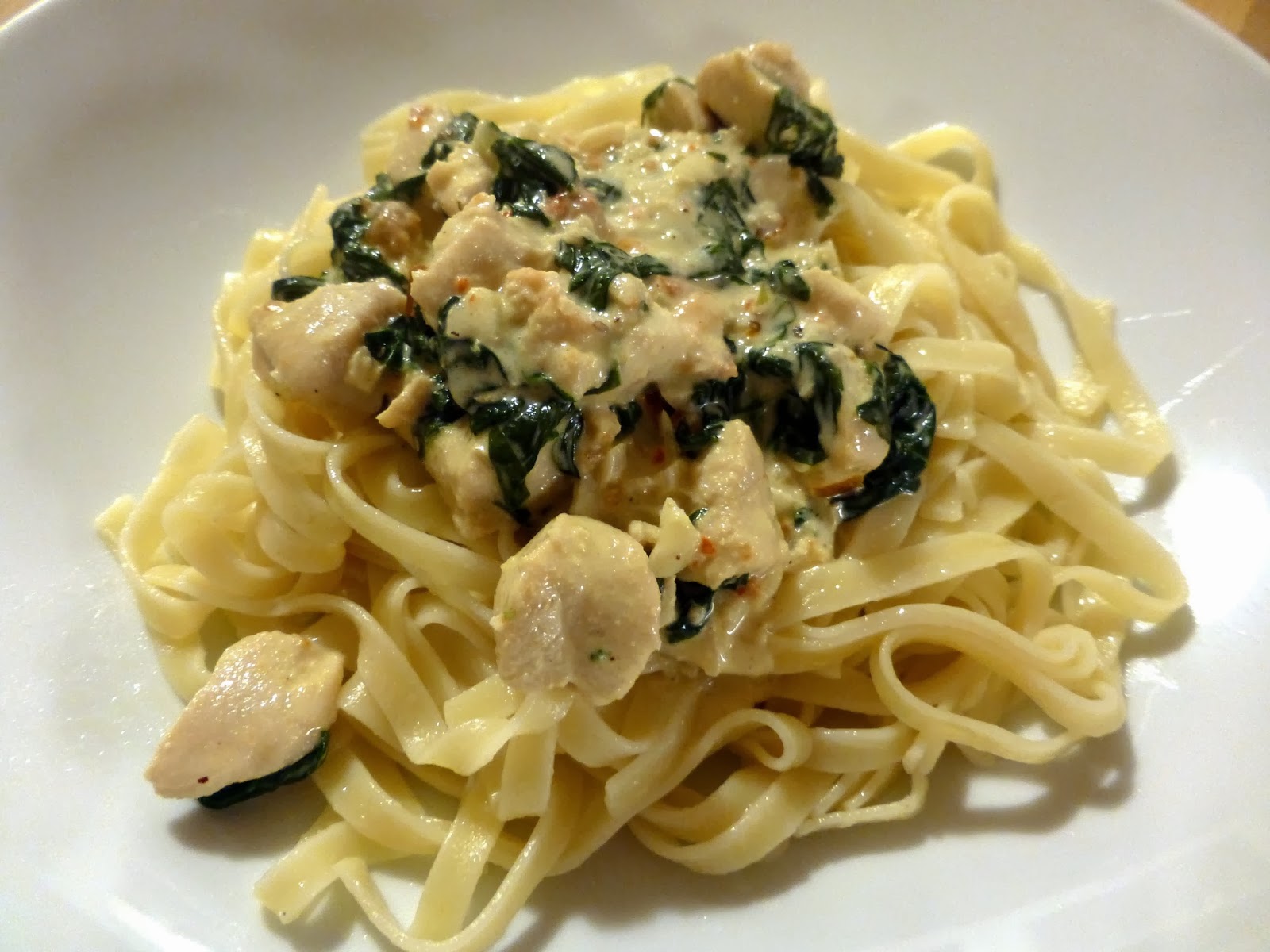 Café Lemonia Tagliatelle med kremet kylling og spinatsaus.