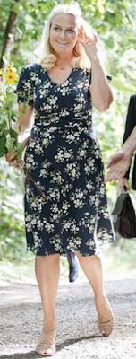 Robe By TiMo / sandales Prada