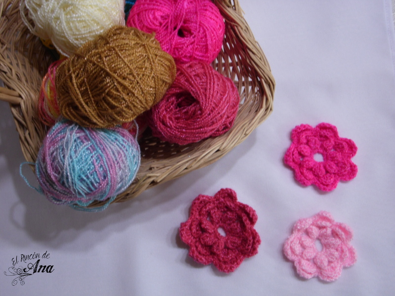 Servilleta con flores tejidas