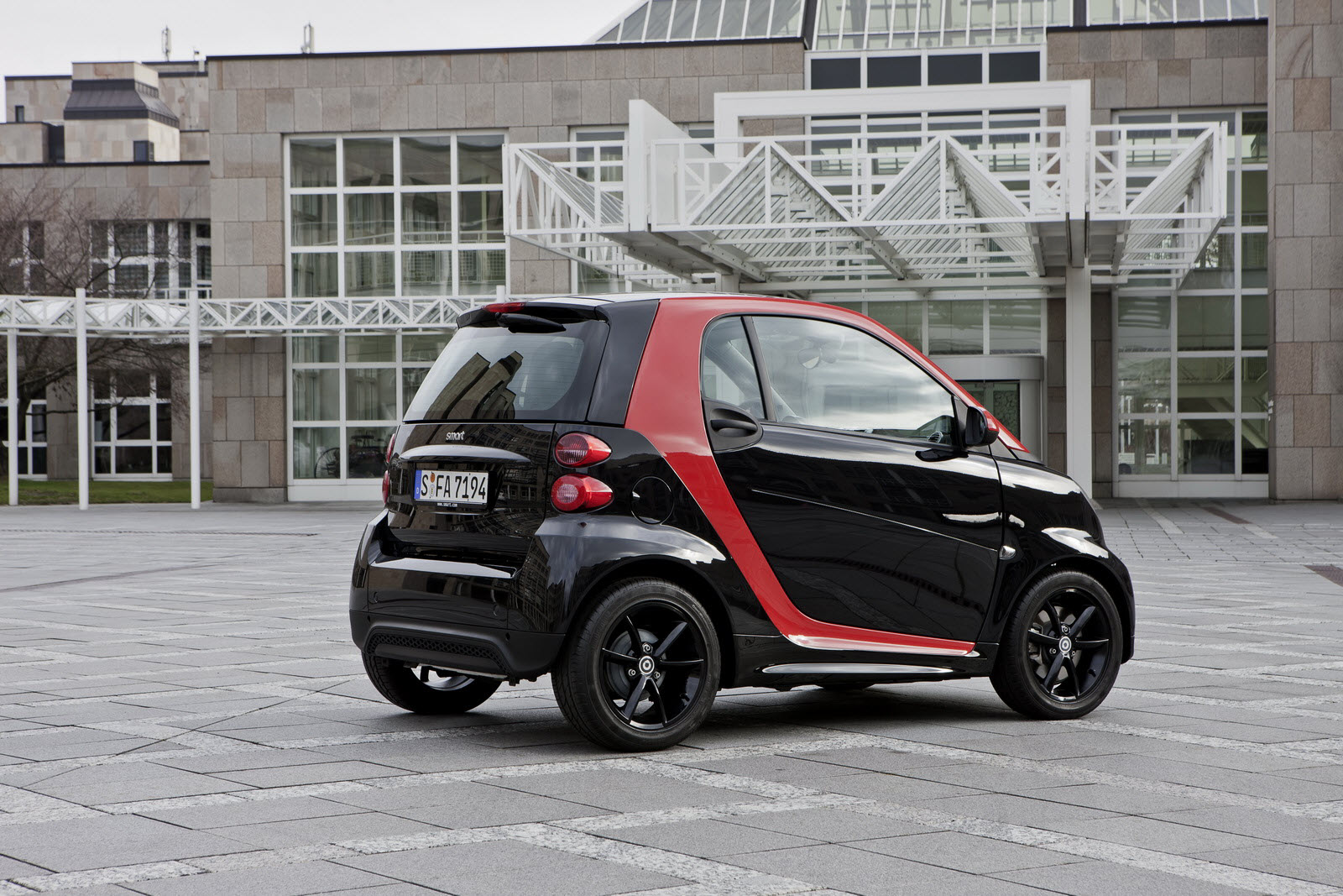 A Sharp Mix Of Colours Smart Fortwo Sharpred Auto Car Best The Exterior Of Smart Fortwo Edition Sharpred Is Characterised By Striking Contrast Elegant Black And Extravagant Red Creating An Effect Like