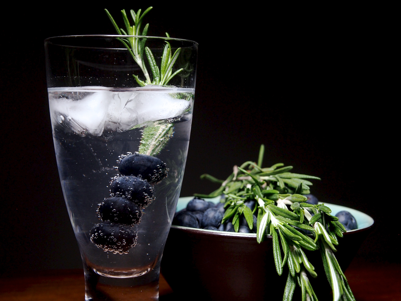 Blond Kitchen Napue Gin drinkki mustikoilla ja rosmariinilla