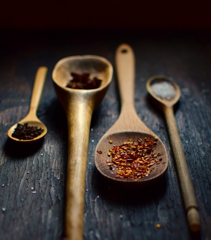 Alfabeto culinario: cucharas de madera con distintas especias
