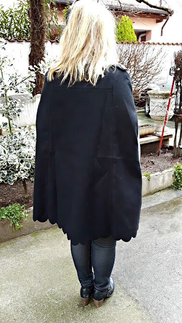 http://it.shein.com/Black-Double-Breasted-Scallop-Edge-Cape-Coat-p-321012-cat-1735.html?utm_source=paroleopereomissioni.blogspot.it&utm_medium=blogger&url_from=paroleopereomissioni