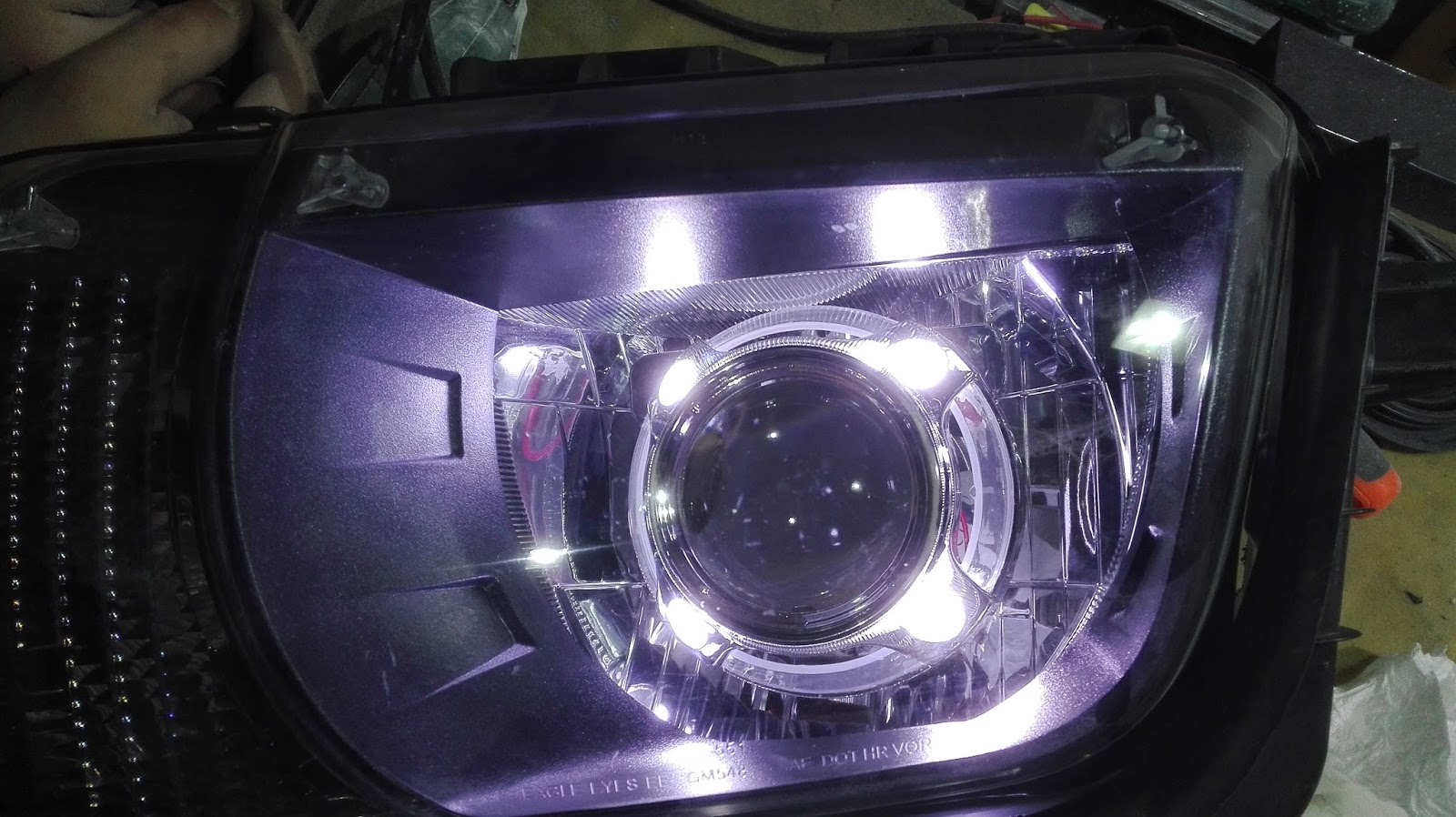 Naprawa świateł samochodowych Camaro przeróbka lamp z