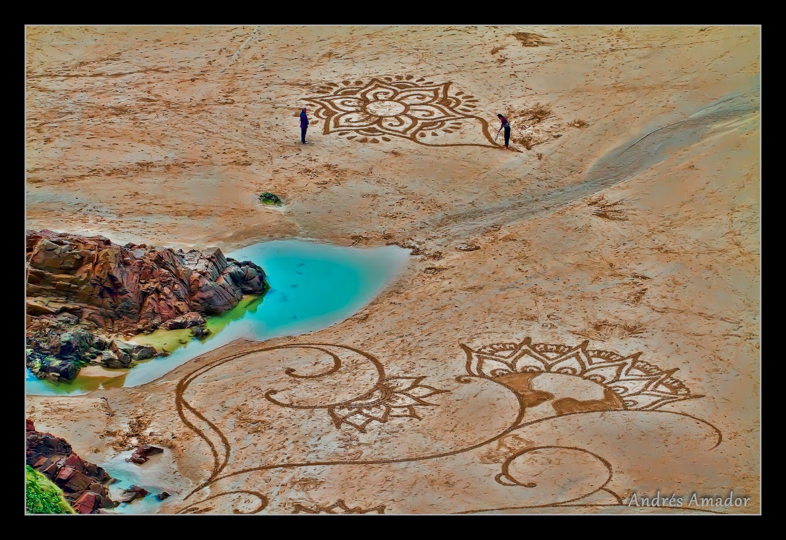 Lukisan Pasir Yang Indah dan Kreatif Di Pesisir Pantai