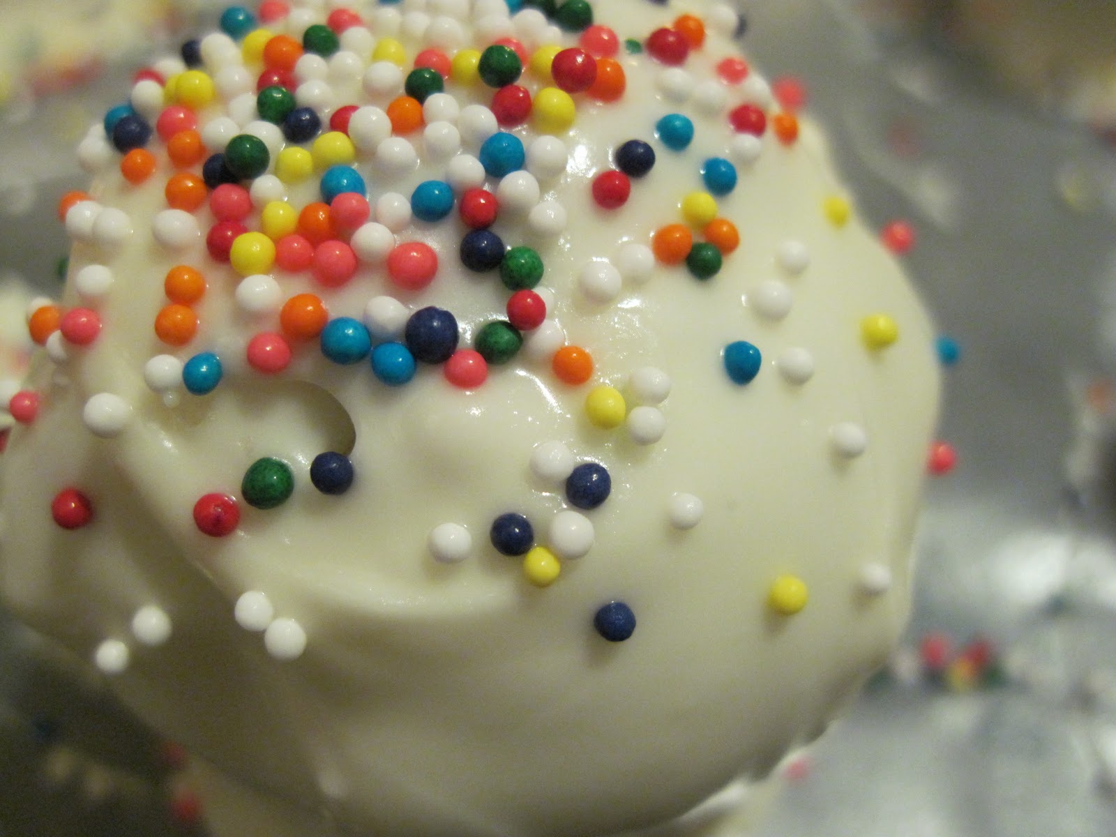 Сделать торт из шаров. Тортик с шариками. Торт с шарами. Торт с шариками внутри. Бисквитные шарики.