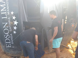 Ônibus da banda Gatinha Manhosa se envolve em acidente em Simplício Mendes piauí em alerta