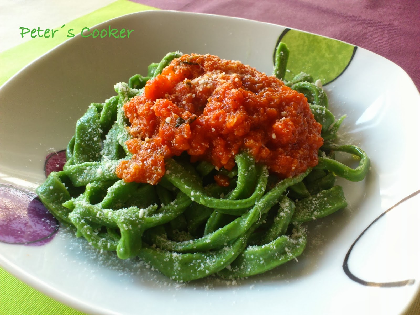 Pasta Fresca de Espinacas con Salsa de Tomate