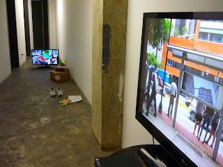 Instalación de Gladys Calzadilla "En los Zapatos de Otro" Proyecto LUCA En el espacio La Viga del Centro Cultural Chacao Instalación de Gladys Calzadilla "En los Zapatos de Otro" Proyecto LUCA En el espacio La Viga del Centro Cultural Chacao