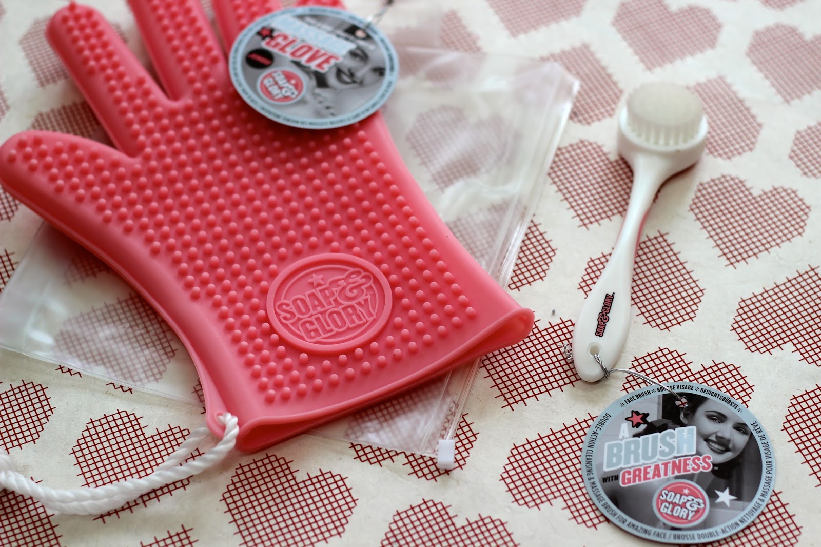 SOAP & GLORY ACCESSORIES JUMBO MASSAGE GLOVE AND A BRUSH WITH