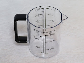 赤くないのが新鮮! パール金属 日本製 耐熱 計量カップ 500ml 食洗機対応 BLACKS C-8622