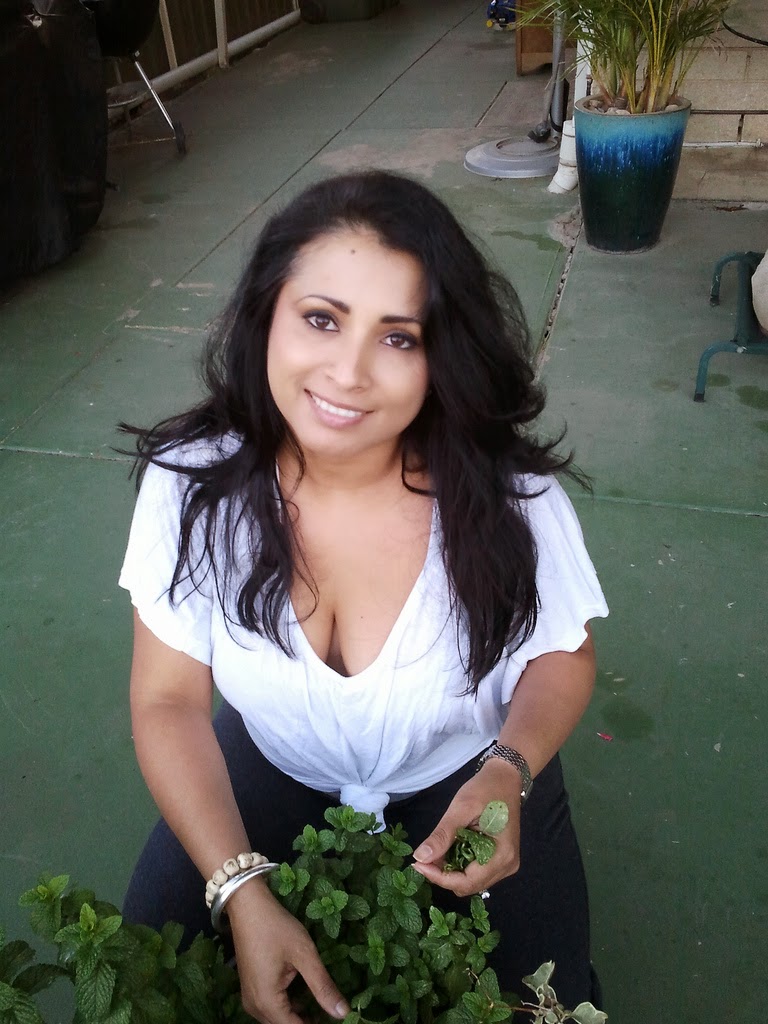 30+ plus Hot Nri Aunty Two Piece Bikini and Sexy Pics from India