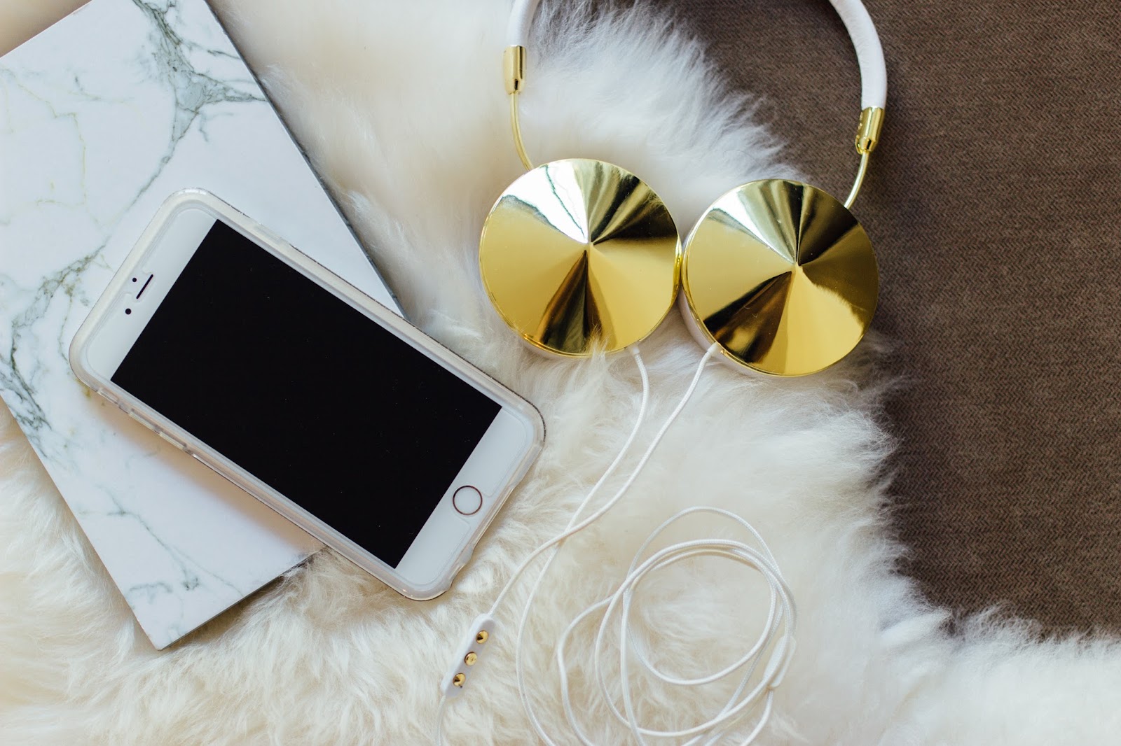 10 Awesome Podcasts I Listen To While I Travel