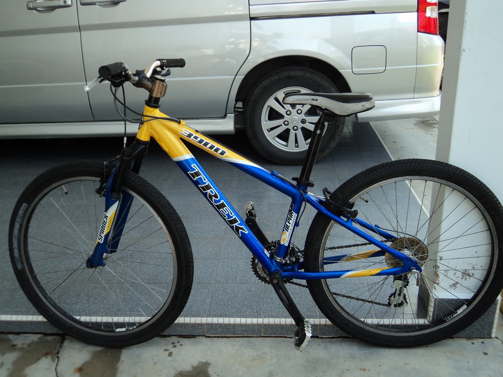 The Right Bike Store II 26" / 24 speed Imported Used Mountain Bicycle