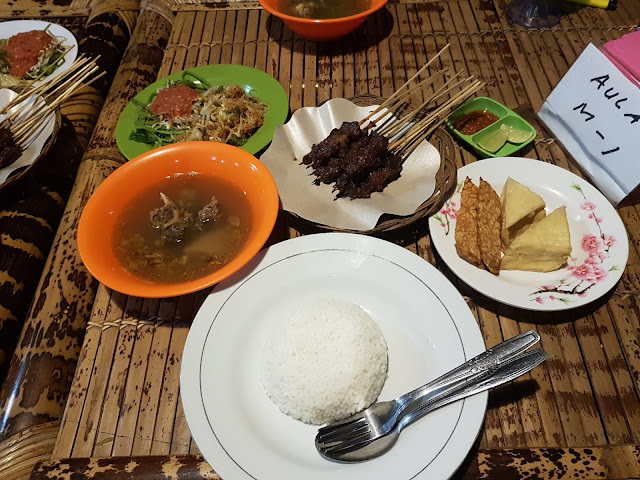 Dinner Sate Rembiga di Lesehan Sate Rembiga Lombok | Trip Lombok Indonesia Dinner Sate Rembiga di Lesehan Sate Rembiga Lombok | Trip Lombok Indonesia
