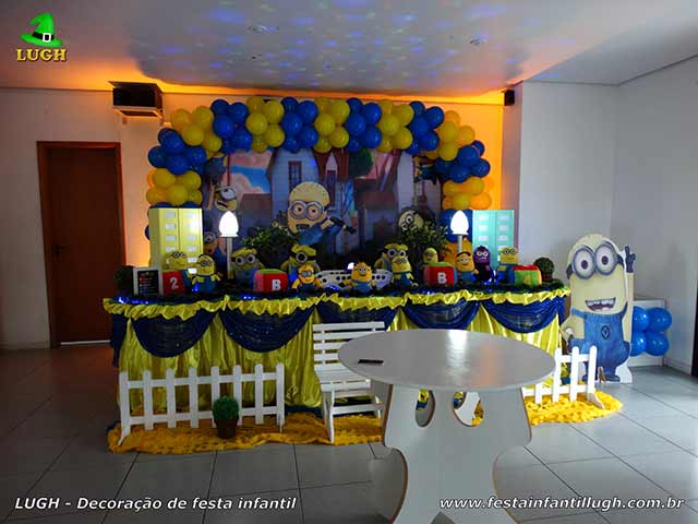 Decoração de festa Minions e mesa tradicional forrada com toalhas de tecido em cetim