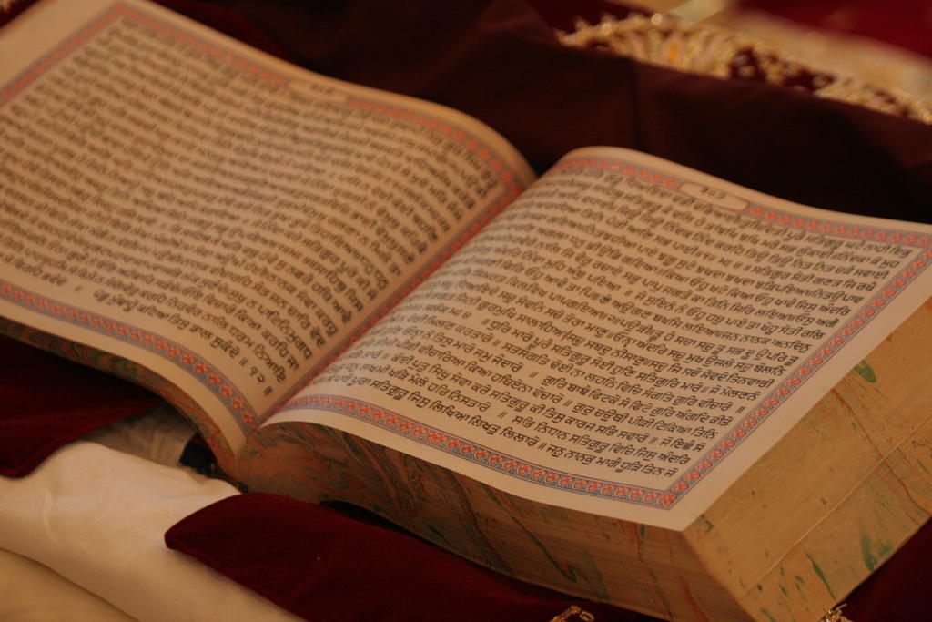 Observador Crítico das Religiões: |ESTUDO| A Bibliolatria dos Sikhs por