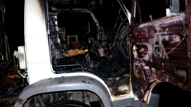 Caminhão de coleta de lixo pega fogo em via pública