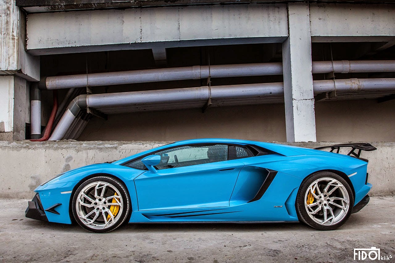 Lamborghini Aventador синяя с спойлером