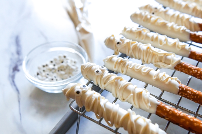 How to make mummy pretzels | bakeat350.net