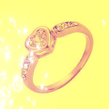 anillo con un corazon dorado y brillitos