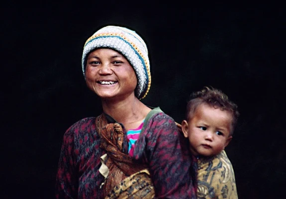 ibu dan anak bermain di taman