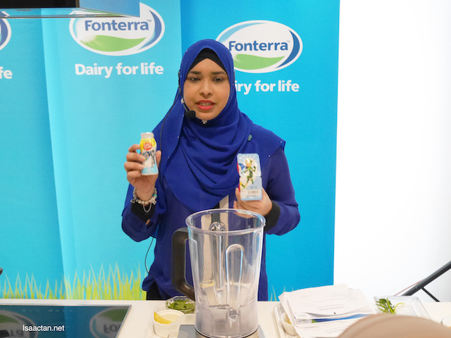 Puan Manisya Ismail demonstrating to us how she made the Mango Tango Smoothie from Fonterra products